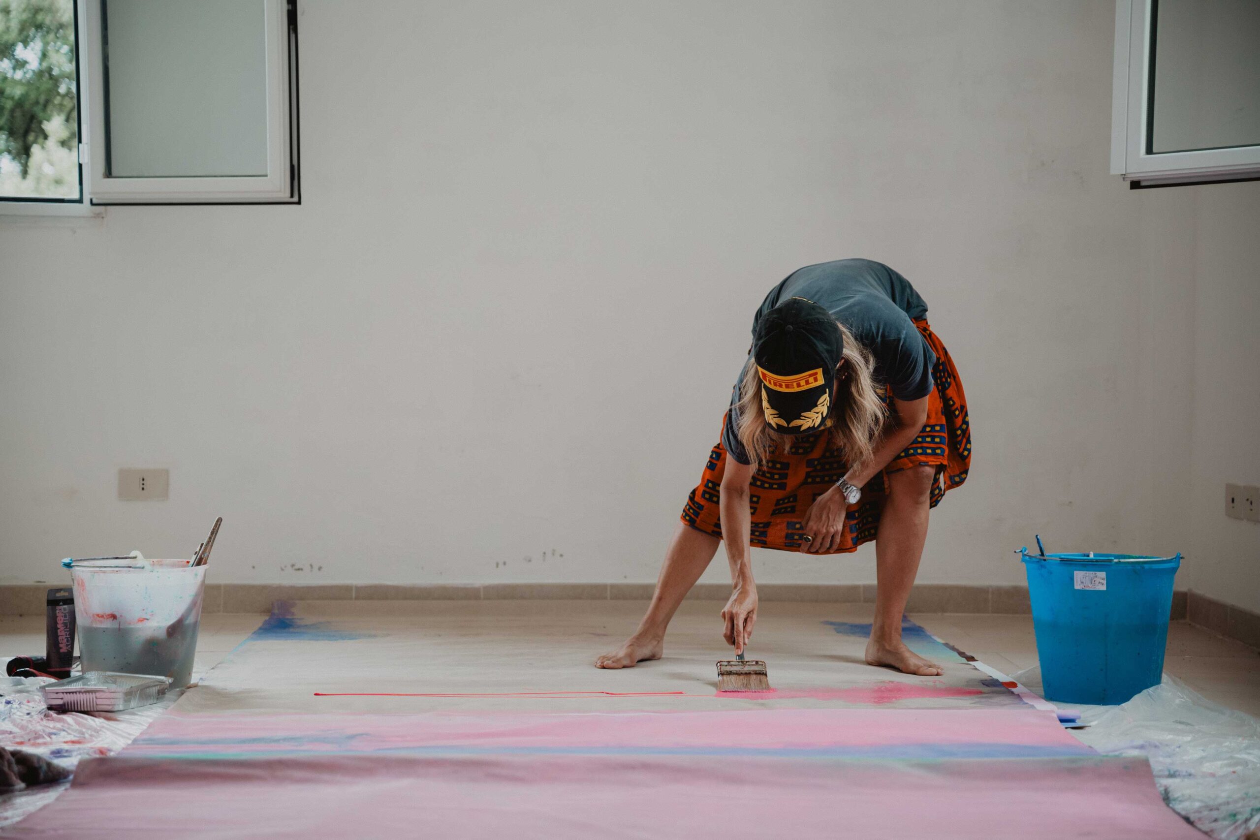 Marcela Gutierrez al lavoro nell'atelier creato all'interno del santuario di Soviore a Monterosso